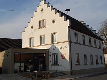 Das Rathaus in Fuchsstadt pr&auml;sentiert sich rundum erneuert.  Fotos: Wolfgang D&uuml;nnebier