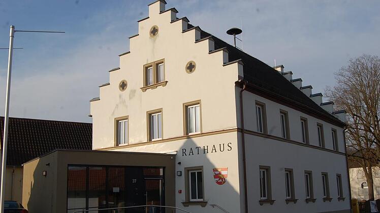 Das Rathaus in Fuchsstadt pr&auml;sentiert sich rundum erneuert.  Fotos: Wolfgang D&uuml;nnebier
