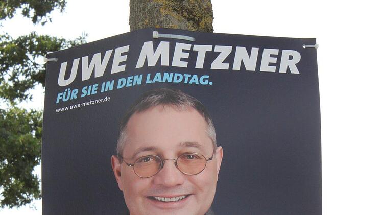 Die Abwandlung des Leitmotivs der Bayern-SPD "Zukunft im Kopf, Bayern im Herzen" stelle "eine kluge regionale Anpassung dar", so Haller. Das Porträt gehe aber vor dem zu dunklen Hintergrund etwas unter.