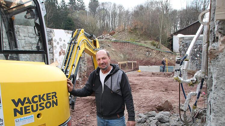 Polier Hubert Schneider auf der Baustelle: An dieser Stelle wird das neue Berghaus Rhön gebaut.  Ulrike Müller