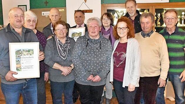 Die Geehrten des Gartenbauvereins Danndorf; im Bild (von links) Manfred G&ouml;tz, Renate N&auml;hrig, Franz Schieber, Gertrud Kellner, G&uuml;nter Reif, Barbara Fischer, Cornelia Unger, Christa Laschinsky, Norbert Weibbrecht, Gerd Hans Oehrlein und Herbert Laschinsky Foto: Uschi Prawitz