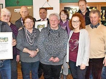 Die Geehrten des Gartenbauvereins Danndorf; im Bild (von links) Manfred G&ouml;tz, Renate N&auml;hrig, Franz Schieber, Gertrud Kellner, G&uuml;nter Reif, Barbara Fischer, Cornelia Unger, Christa Laschinsky, Norbert Weibbrecht, Gerd Hans Oehrlein und Herbert Laschinsky Foto: Uschi Prawitz