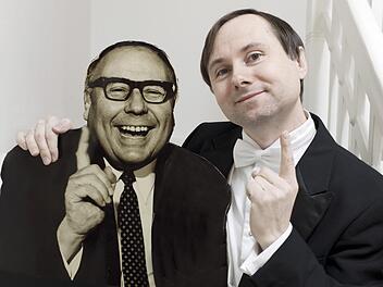 Der Schauspieler Christoph Ackermann (rechts) präsentiert das Leben und die Werke des Humoristen Heinz Erhardt in ihrer ganzen Bandbreite und mit vollem Körpereinsatz.  Foto: Rainer Windhorst