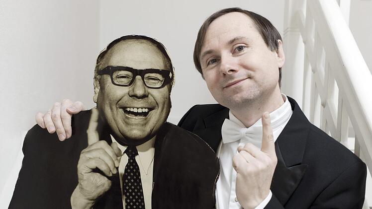 Der Schauspieler Christoph Ackermann (rechts) präsentiert das Leben und die Werke des Humoristen Heinz Erhardt in ihrer ganzen Bandbreite und mit vollem Körpereinsatz.  Foto: Rainer Windhorst