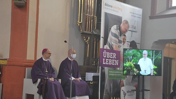 Das Grußwort aus Brasilien wurde über eine Großleinwand übertragen.  Martin Schweiger