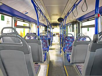 Kinder im Bus bedroht