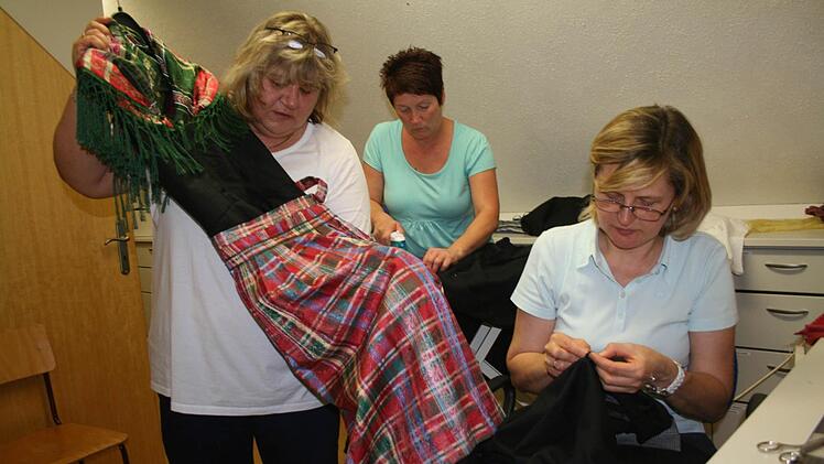 Andrea Beez, Elke Walter und Rita Köhn bringen die Trachten für das große Fest in Form. Foto: Veronika Schadeck