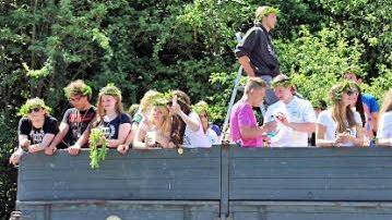 Mit zwei Traktoren zogen die Abiturienten durch die Stadt, um allen kundzutun, dass sie ihre Prüfungen geschafft haben.  Fotos: Dieter Britz