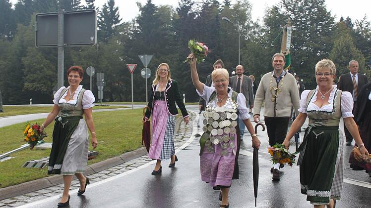 Der Festzug wurde vom Schützenkönigin Marie Trinkwalter und ihren Lieseln angeführt. Foto: Veronika Schadeck