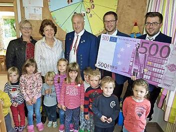 Bei der Spendenübergabe (von links): Hannelore Lieb, Marga Gwosdek, Eugen Rebhan, Roman Steiger und Christian Stöcker.  Foto: Gerd Fleischmann