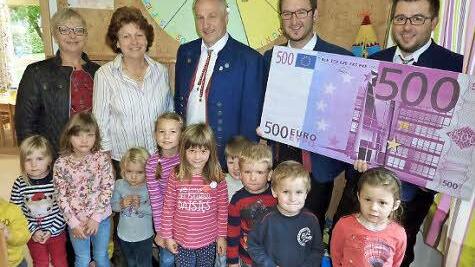 Bei der Spendenübergabe (von links): Hannelore Lieb, Marga Gwosdek, Eugen Rebhan, Roman Steiger und Christian Stöcker.  Foto: Gerd Fleischmann