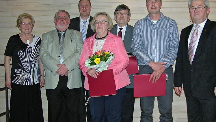 Christa Röder, Friedrich Übelhack und Michael Keilich (von links) und Zweiter Bürgermeister Claus Höcherich (rechts) flankieren die für langjährigen ehrenamtlichen Einsatz gewürdigten Monika und Uwe Thoenissen sowie Jürgen Jacob. Foto: Klaus Oelzner