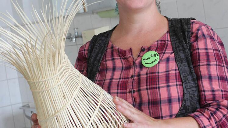 Nina-Regina Nötzelmann liebt transparente Flechtobjekte aus Weidenschienen. Im Kurs zeigt sie, wie daraus eine ausgefallene Lampe entstehen kann. Foto: Popp