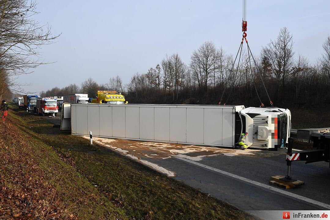 Lkw kippt auf A73 um - Autobahn in Richtung Nürnberg gesperrt