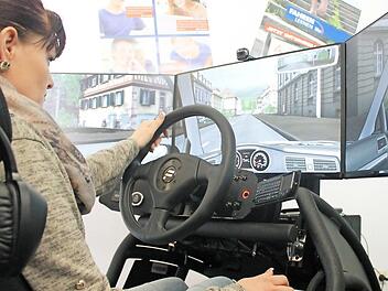 Fahrschülerin Susanne Guse schaltet einen Gang hoch bei der Fahrt durch die virtuelle Stadt.  Foto: Dominic Buckreus