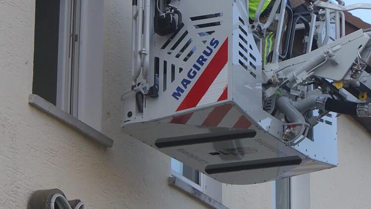 Die Drehleiter im Einsatz Foto: Matthias Einwag