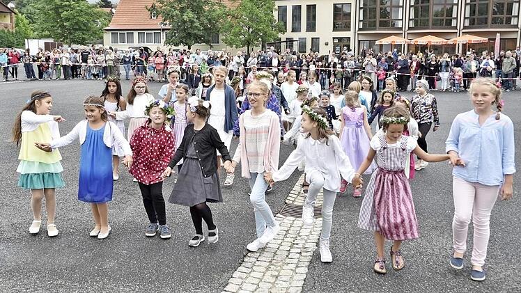 Eine Polonaise steht schon seit vielen Jahren am Anfang der Aufführungen des Kinderfestes auf dem Königsberger Bleichdamm. Immer finden sich viele Zuschauer ein. Fotos: Gerold Snater