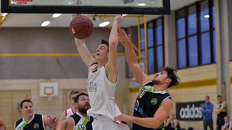 Ben Gahlert (wei&szlig;) lie&szlig; sich von Zwickau nur selten stoppen. 22 Punkte legte der Herzogenauracher im Kellerduell mit den Sachsen auf, nur Mike Kaiser steuerte einen Z&auml;hler mehr zum Heimsieg bei.  Foto: Picturedreams
