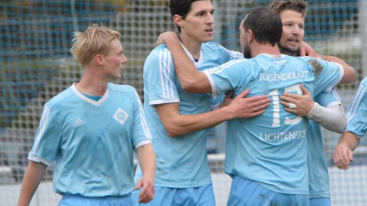 Grund zur Freude bei der DJK: Mit konstanter Teamleistung gelang im Herbst der 4:1-Befreiungsschlag gegen Staffelstein. Nun wollen die abstiegsgefährdeten Lichtenfelser den Aufstiegsanwärter Pfarrweisach überraschen.  Foto: Gunther Czepera/Archiv