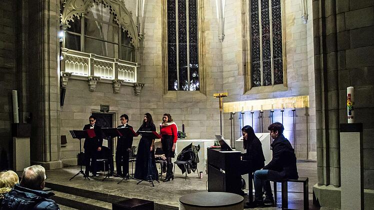 Vor zahlreichen Zuhörer in St. Augustin gestaltete das Coburg "Cosmopolitan Quintett" ein vielsprachiges Konzert zum Advent.Foto: Jochen Berger