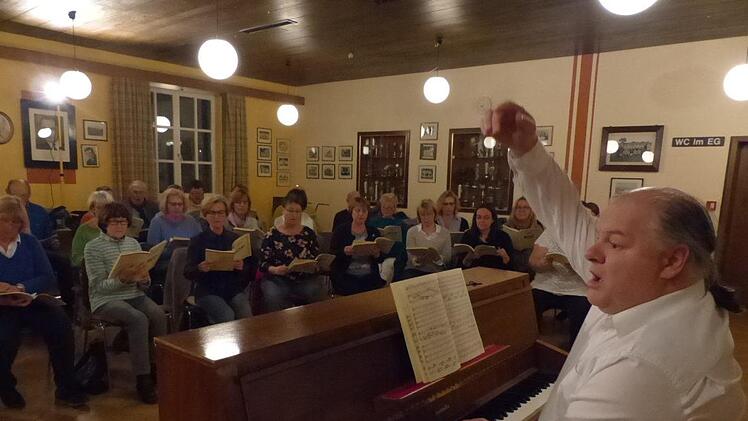 Chorleiter Alexander Ezhelev  macht klare Ansagen.  Foto: Pauline Lindner