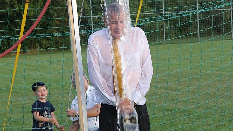 Herausforderer Michael Schiemann hat es härtesten getroffen, er musste zahlreichen Aktionen durchführen und anderem mehrmals unter die kalte Eimerdusche.Michael Stelzner