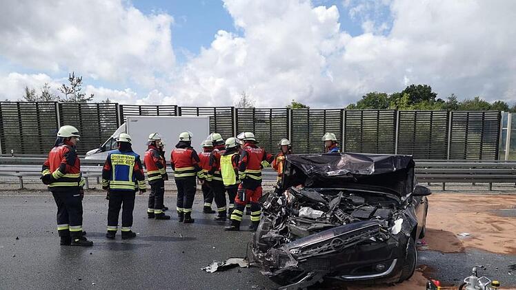 A9 bei Trocknau: Feuerwehr-Video zeigt bis auf eine Ausnahme "perfekte Rettungsgasse" nach Unfall