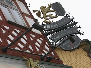Die Nerven behalten muss die Stadt Bad Rodach beim Kauf des "Goldenen Löwen". Weil es Probleme mit einem notariellen Nachweis gibt, gehört das Gebäude noch immer nicht der Stadt. Foto: Johannes Schrenker