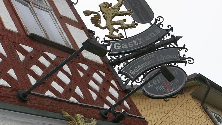 Die Nerven behalten muss die Stadt Bad Rodach beim Kauf des "Goldenen Löwen". Weil es Probleme mit einem notariellen Nachweis gibt, gehört das Gebäude noch immer nicht der Stadt. Foto: Johannes Schrenker