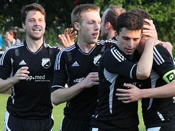 Unter der Woche bejubelten die Röttenbacher noch ihr Weiterkommen in der Relegation, der 1.FC Kalchreuth erwies sich nun aber als zu stark. Foto: Johannes Höllein