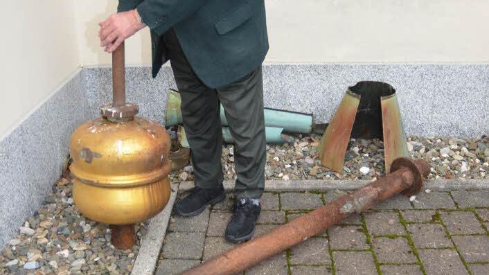 Die vergoldete Kugel mit Halterung, wurde vom Turm abmontiert.