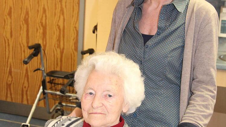 Georgine Waglau (91) lässt sich gerne von der Gerontofachkraft Anke Daum betreuen. Überhaupt mag Georgine Waglau die Aktivitäten im Pflegeheim - bei den Quizveranstaltungen und bei der Gymnastik fehlt sie nie.