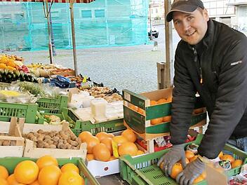 Michael Peterhänsel baut früh ab 6.30 Uhr am Freitag den Obst-und Gemüsestand am Anger auf. Rund eineinhalb Stunden dauert es, bis alle Waren fürs Auge richtig präsentiert sind.  Fotos: Heike Beudert