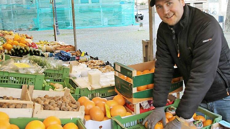 Michael Peterhänsel baut früh ab 6.30 Uhr am Freitag den Obst-und Gemüsestand am Anger auf. Rund eineinhalb Stunden dauert es, bis alle Waren fürs Auge richtig präsentiert sind.  Fotos: Heike Beudert