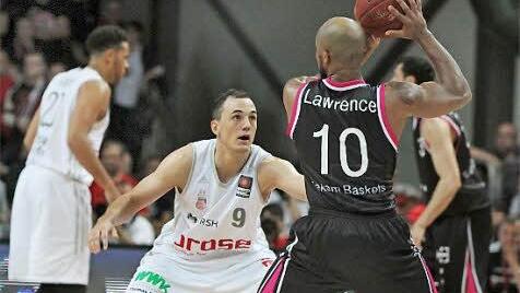 An Karsten Tadda kommt man nicht so einfach vorbei, auch nicht ein Eugene Lawrence. Foto: Bertram Wagner