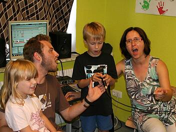 Im "Tonstudio der Kita" haben Arne Moritz und Anette Postolov mit Emma und Moritz den Dorfrockersong "Ich bin a Dorfkind" aufgenommen und für das Nüdlinger Video eingestellt.  Foto: Archiv/Vogel