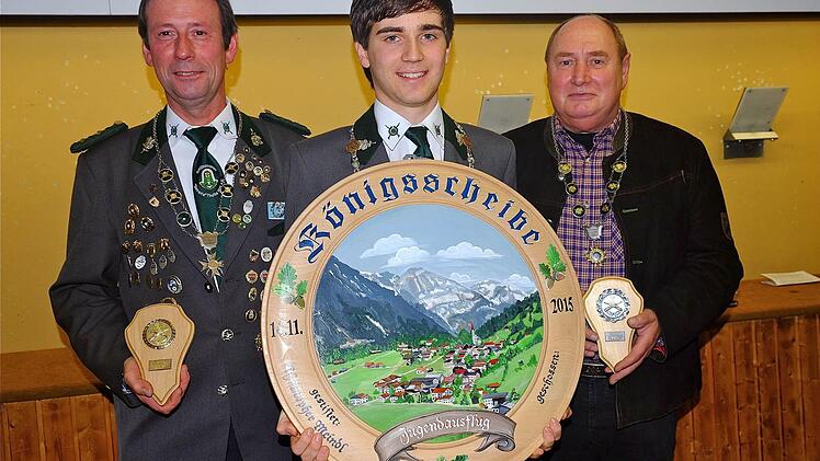 Das Königshaus (v. l.): Manfred Jopp, Schützenkönig Tobias Kolb und Herbert Schmid.  Foto: Gerd Schaar