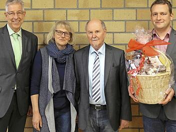 Die Lichtenfelser "Institution" an der Berufsschule, Studiendirektor Klaus-Dieter Weberpals, wurde in den Ruhestand verabschiedet. Im Bild von links: Hans-Jürgen Lichy, Judith Weberpals, Klaus Dieter Weberpals, Danilo Nicodemus Foto: privat