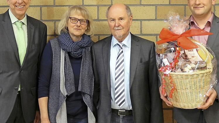 Die Lichtenfelser "Institution" an der Berufsschule, Studiendirektor Klaus-Dieter Weberpals, wurde in den Ruhestand verabschiedet. Im Bild von links: Hans-Jürgen Lichy, Judith Weberpals, Klaus Dieter Weberpals, Danilo Nicodemus Foto: privat