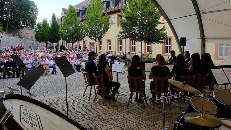 Im Serenadenhof der Bayerischen Musikakademie beweisen junge Instrumentalisten ihr Können. Foto: Gerd Schaar