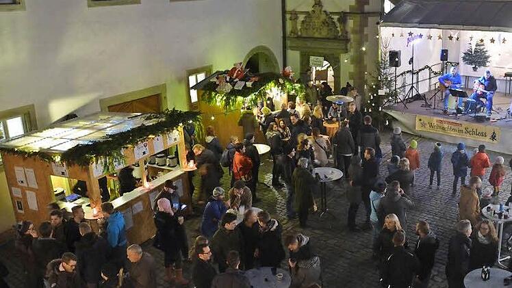 Der Schlosshof bietet eine einmalige Atmosph&auml;re, die bei den G&auml;sten besonders gut ankommt.  Fotos: Kilian Trabert