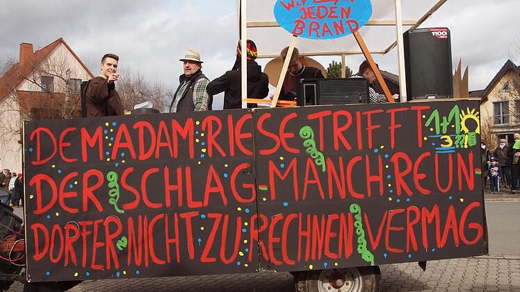 Die Feuerwehr nahm sich gleich mit drei verschiedenen Sprüchen des Themas bezüglich des Reundorfer Jubiläumsjahres an.