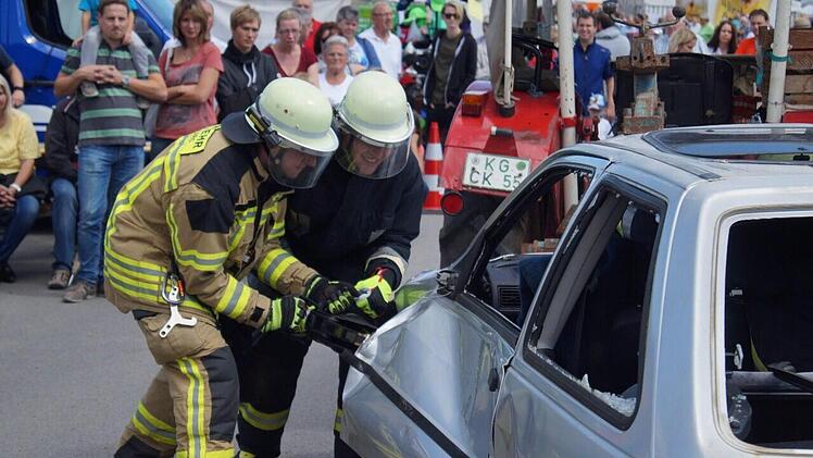 Die Feuerwehr Elfershausen und ihre Kollegen bei einer fiktiven Unfallsituation.  Foto: Winfried Ehling