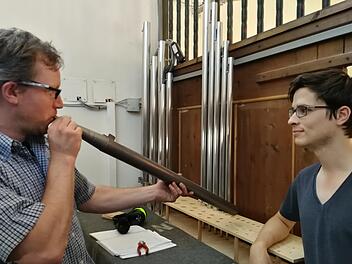 Johannes Vleugels und Azubi Hermann Büchsel begutachten eine alte, restaurierte Pfeife.Johanna Blum