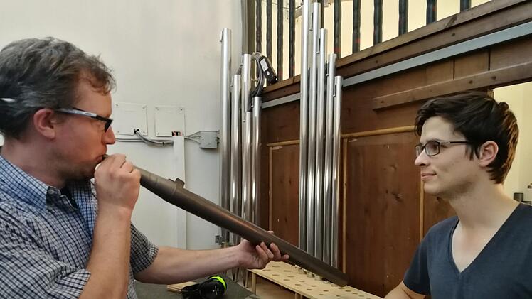 Johannes Vleugels und Azubi Hermann Büchsel begutachten eine alte, restaurierte Pfeife.Johanna Blum