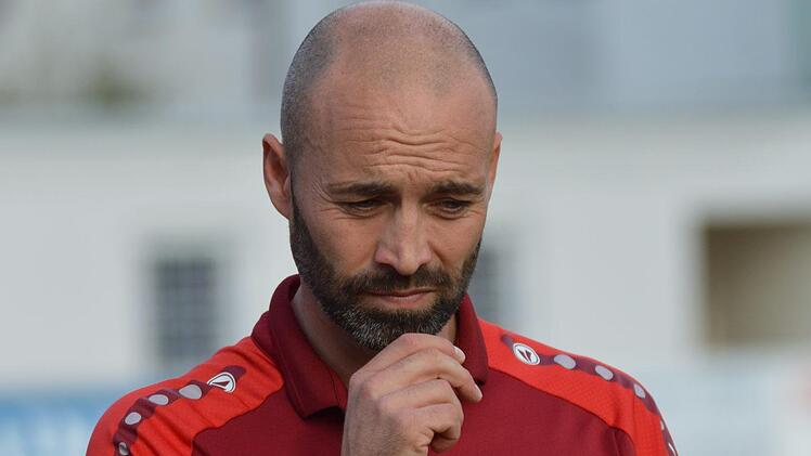 Der Lichtenfelser Trainer Alexander Grau war ob der Leistung seines Teams in Sonnefeld nicht erfreut. Gegen Coburg soll es seine Mannschaft wieder besser machen.  Foto: Gunther Czepera