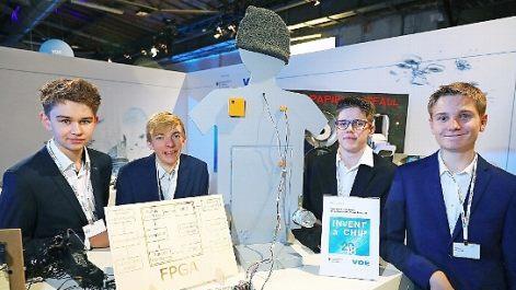 Der BMBF-Sonderpreis beim Sch&uuml;lerwettbewerb "Invent a Chip" ging an Patrick B&auml;r, Luca Beetz, Josias Neum&uuml;ller und Marcel Sch&ouml;ckel vom Kulmbacher MGF-Gymnasium. Foto: VDE/Hannibal