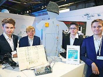 Der BMBF-Sonderpreis beim Sch&uuml;lerwettbewerb "Invent a Chip" ging an Patrick B&auml;r, Luca Beetz, Josias Neum&uuml;ller und Marcel Sch&ouml;ckel vom Kulmbacher MGF-Gymnasium. Foto: VDE/Hannibal