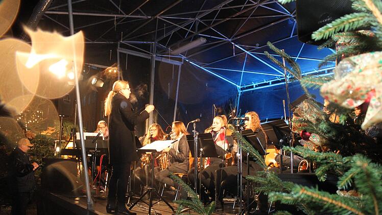Die Big Band des Gymnasiums spielt auf. Foto: Carmen Schwind