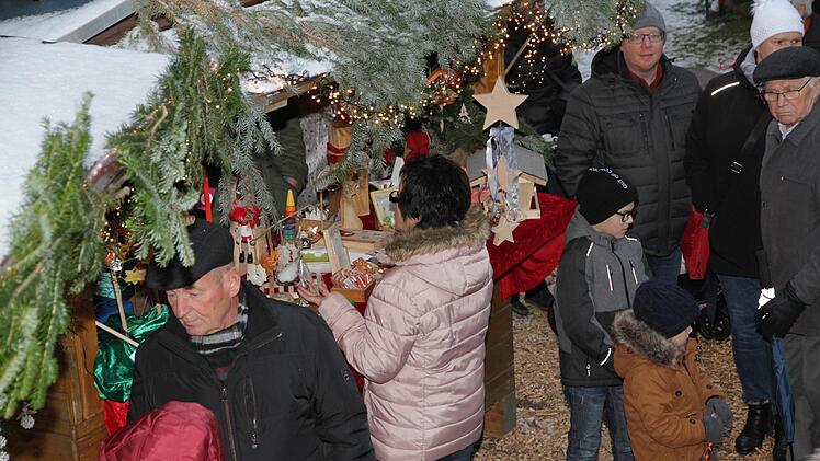 Der Hausener Weihnachtsmarkt im Greifenhof Foto: Mathias Erlwein
